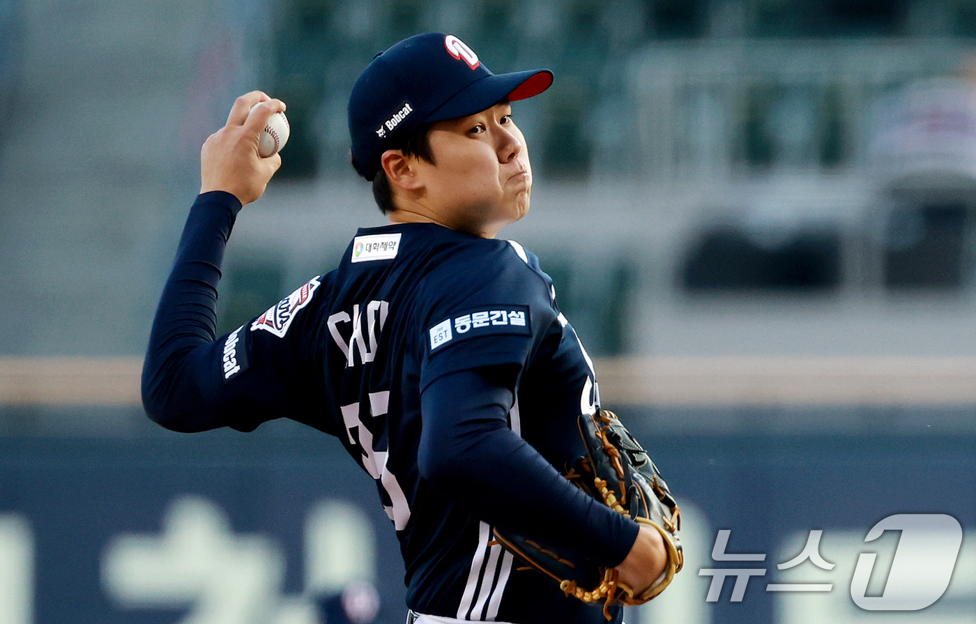 (서울=뉴스1) 이호윤 기자 = 6일 서울 송파구 잠실야구장에서 열린 프로야구 '2026 신한은행 SOL KBO리그' 두산 베어스와 LG 트윈스의 경기, 두산 선발 최승용이 1회말 …