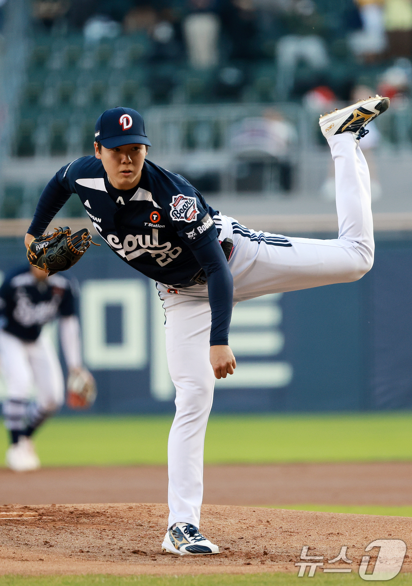 (서울=뉴스1) 이호윤 기자 = 6일 서울 송파구 잠실야구장에서 열린 프로야구 '2026 신한은행 SOL KBO리그' 두산 베어스와 LG 트윈스의 경기, 두산 선발 최승용이 1회말 …