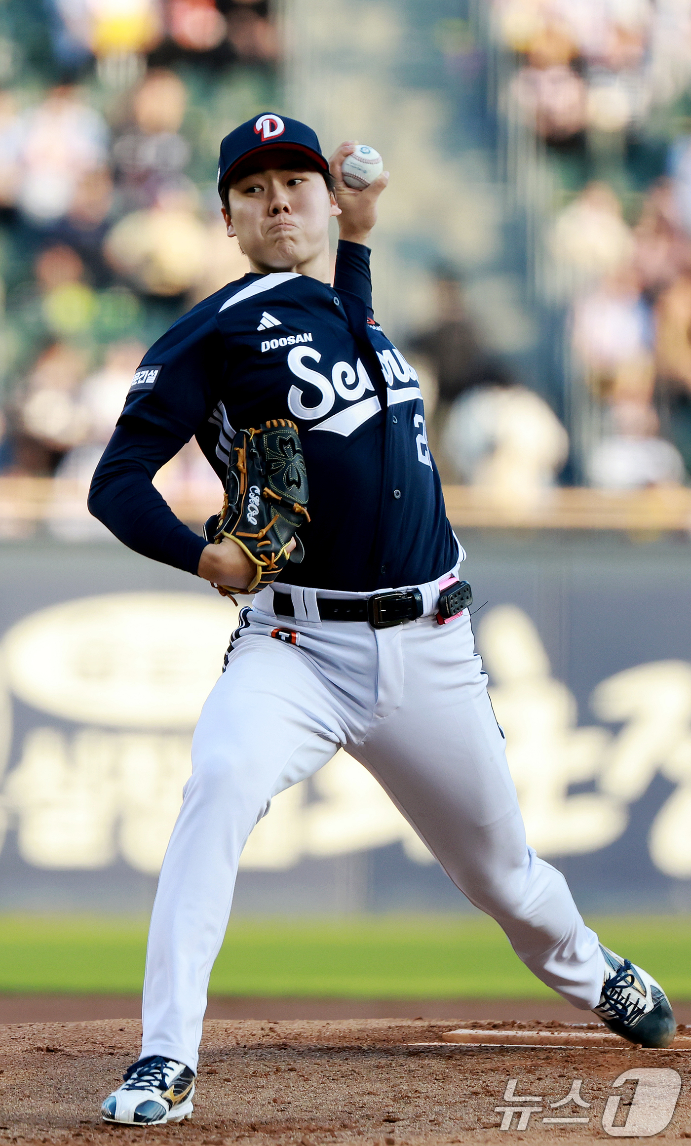 (서울=뉴스1) 이호윤 기자 = 6일 서울 송파구 잠실야구장에서 열린 프로야구 '2026 신한은행 SOL KBO리그' 두산 베어스와 LG 트윈스의 경기, 두산 선발 최승용이 1회말 …