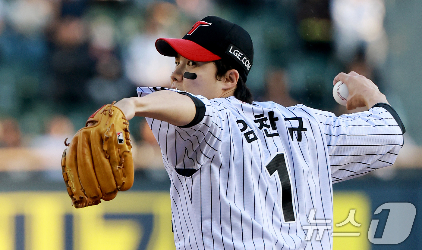 (서울=뉴스1) 이호윤 기자 = 6일 서울 송파구 잠실야구장에서 열린 프로야구 '2026 신한은행 SOL KBO리그' 두산 베어스와 LG 트윈스의 경기, LG 선발 임찬규가 1회초 …