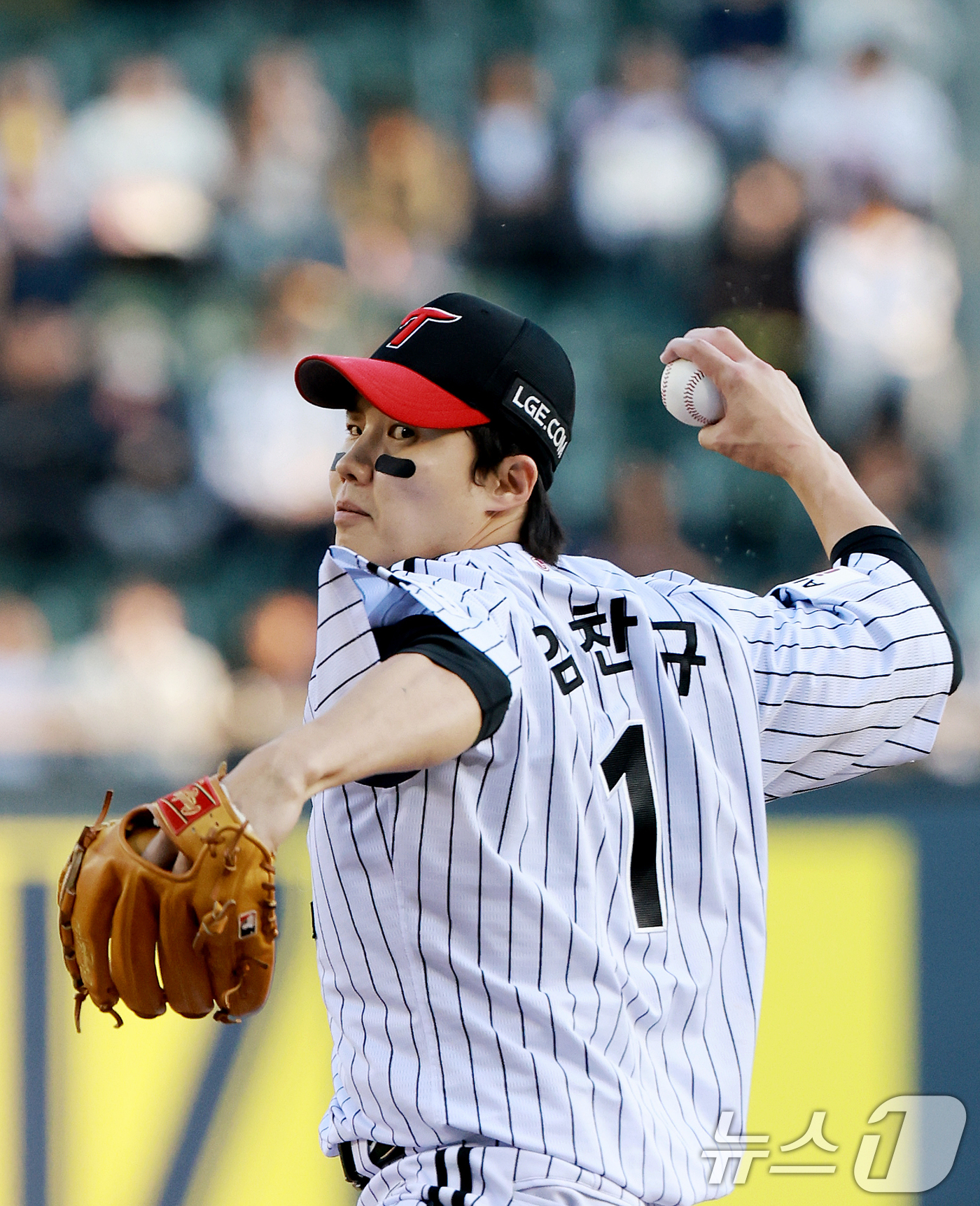 (서울=뉴스1) 이호윤 기자 = 6일 서울 송파구 잠실야구장에서 열린 프로야구 '2026 신한은행 SOL KBO리그' 두산 베어스와 LG 트윈스의 경기, LG 선발 임찬규가 1회초 …