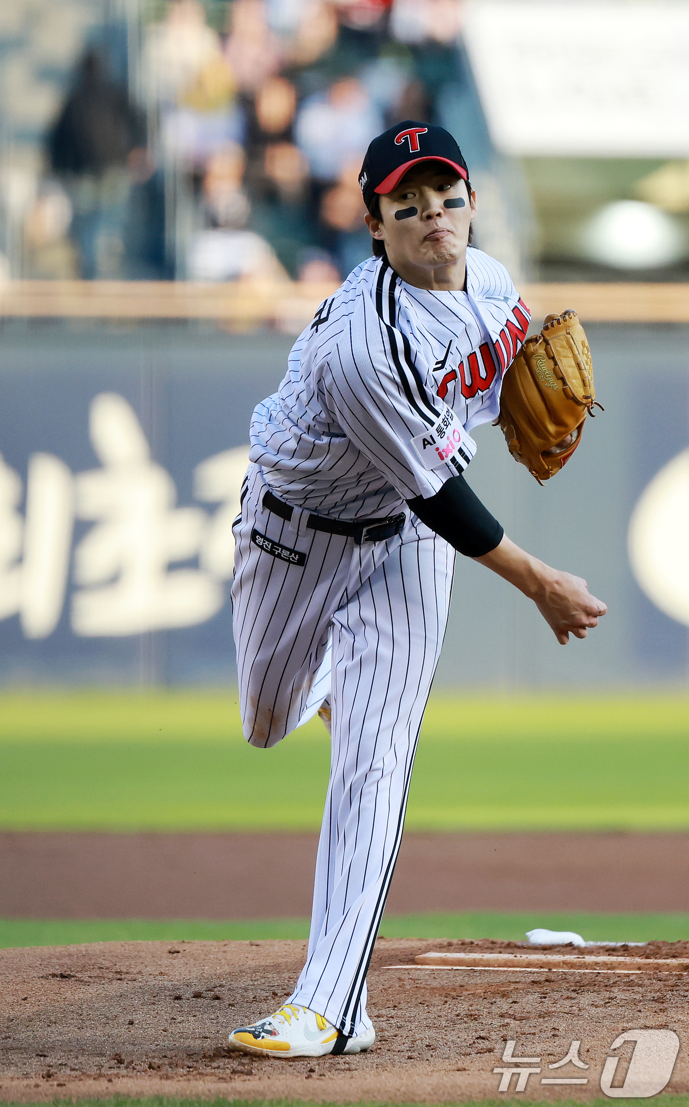(서울=뉴스1) 이호윤 기자 = 6일 서울 송파구 잠실야구장에서 열린 프로야구 '2026 신한은행 SOL KBO리그' 두산 베어스와 LG 트윈스의 경기, LG 선발 임찬규가 1회초 …