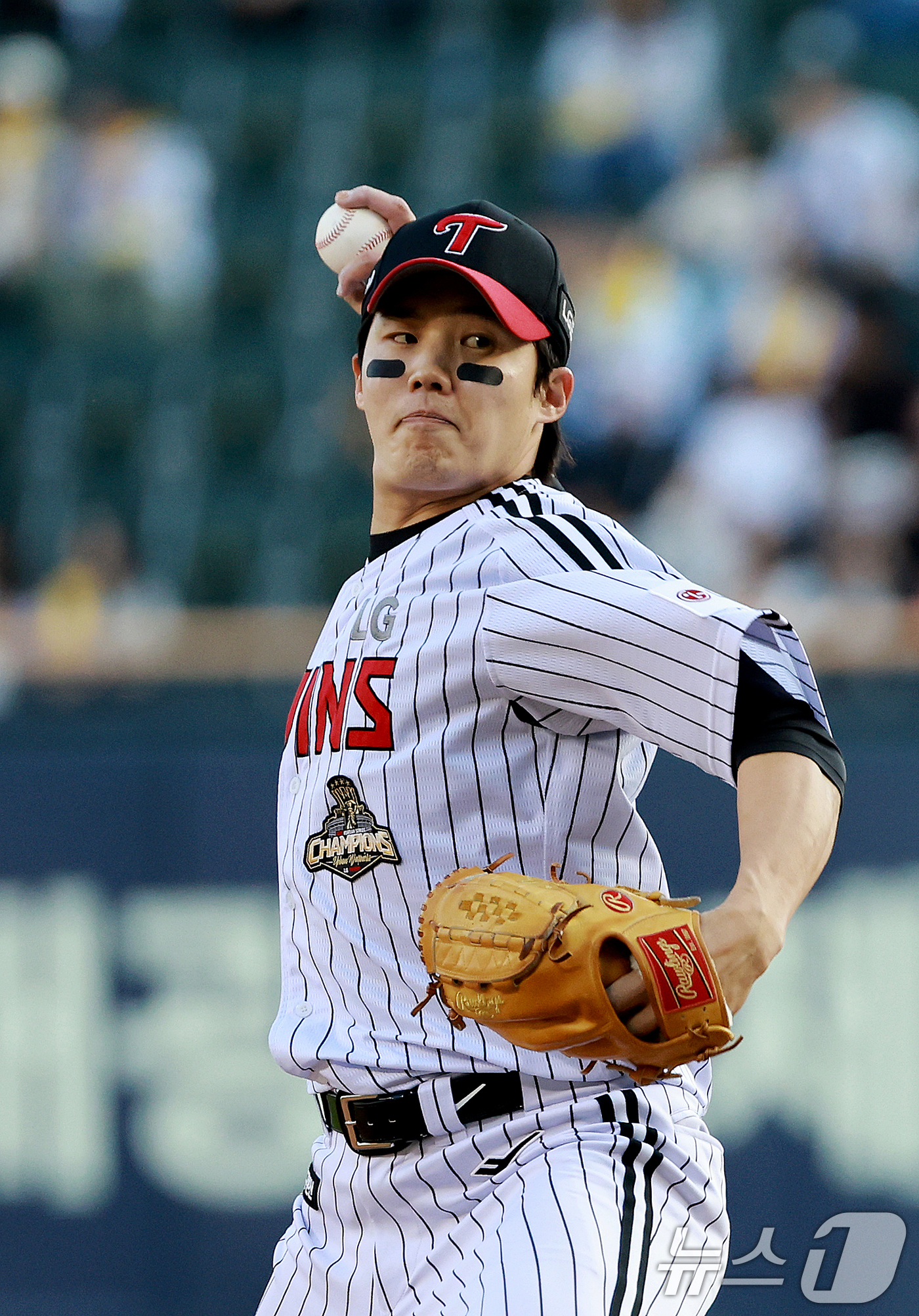(서울=뉴스1) 이호윤 기자 = 6일 서울 송파구 잠실야구장에서 열린 프로야구 '2026 신한은행 SOL KBO리그' 두산 베어스와 LG 트윈스의 경기, LG 선발 임찬규가 1회초 …