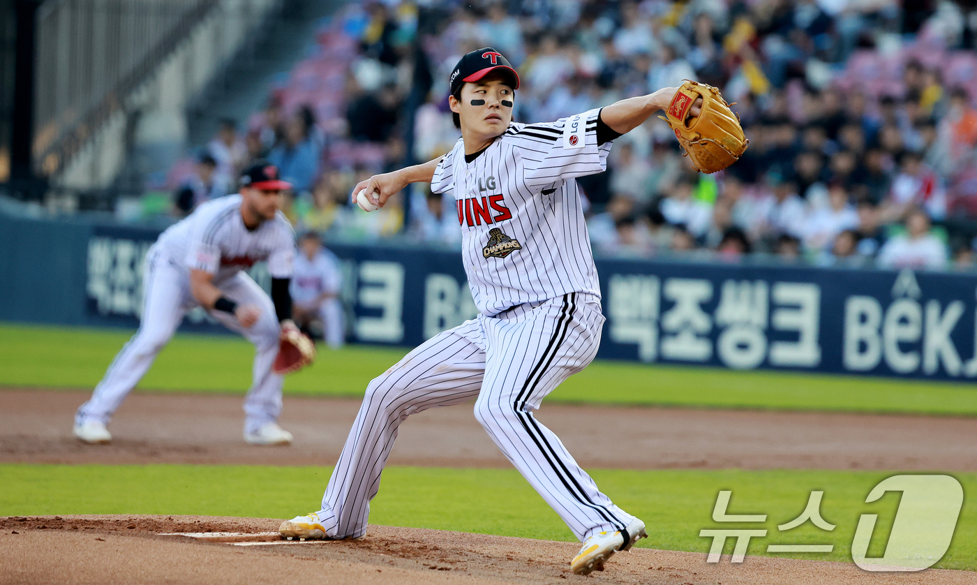 (서울=뉴스1) 이호윤 기자 = 6일 서울 송파구 잠실야구장에서 열린 프로야구 '2026 신한은행 SOL KBO리그' 두산 베어스와 LG 트윈스의 경기, LG 선발 임찬규가 1회초 …