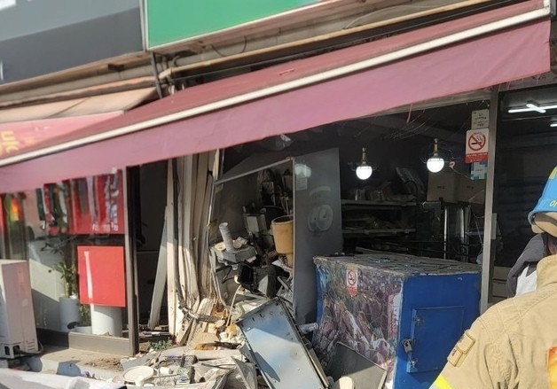 70대가 몰던 SUV, 안산 빵집으로 돌진…4명 부상(종합)