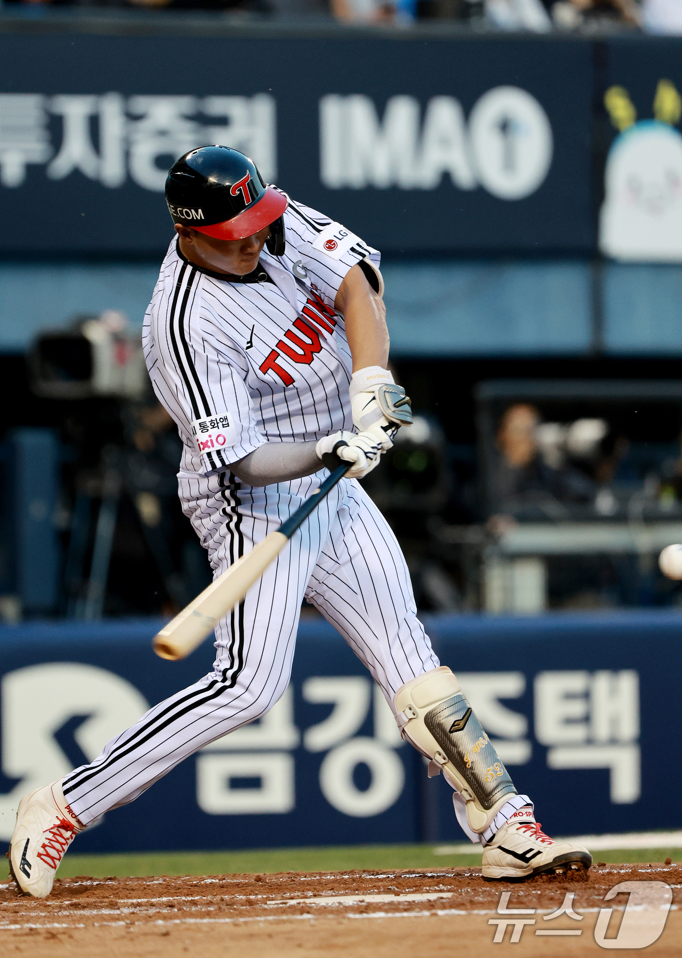 (서울=뉴스1) 이호윤 기자 = 6일 서울 송파구 잠실야구장에서 열린 프로야구 '2026 신한은행 SOL KBO리그' 두산 베어스와 LG 트윈스의 경기, LG 이재원이 2회말 1사 …
