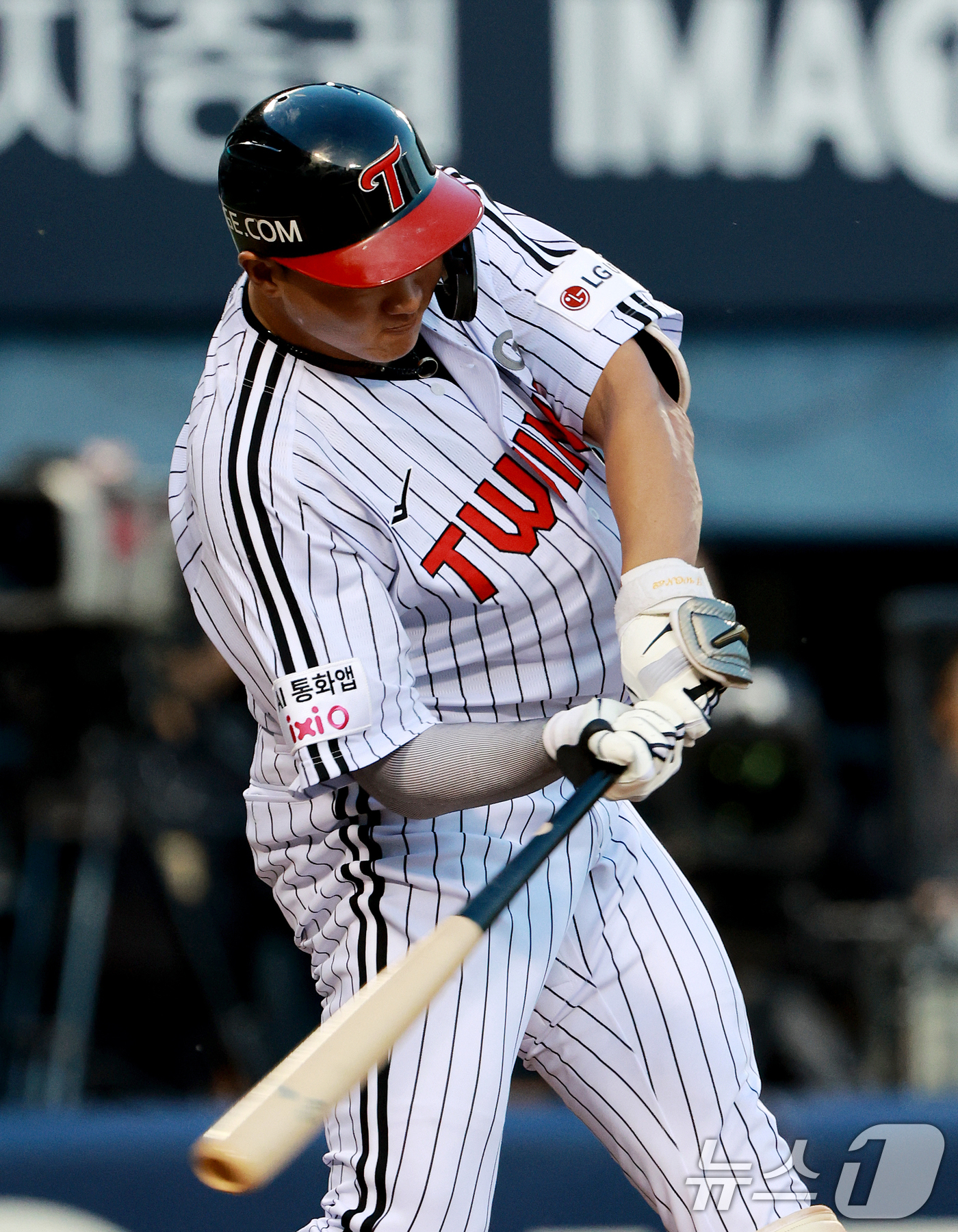 (서울=뉴스1) 이호윤 기자 = 6일 서울 송파구 잠실야구장에서 열린 프로야구 '2026 신한은행 SOL KBO리그' 두산 베어스와 LG 트윈스의 경기, LG 이재원이 2회말 1사 …