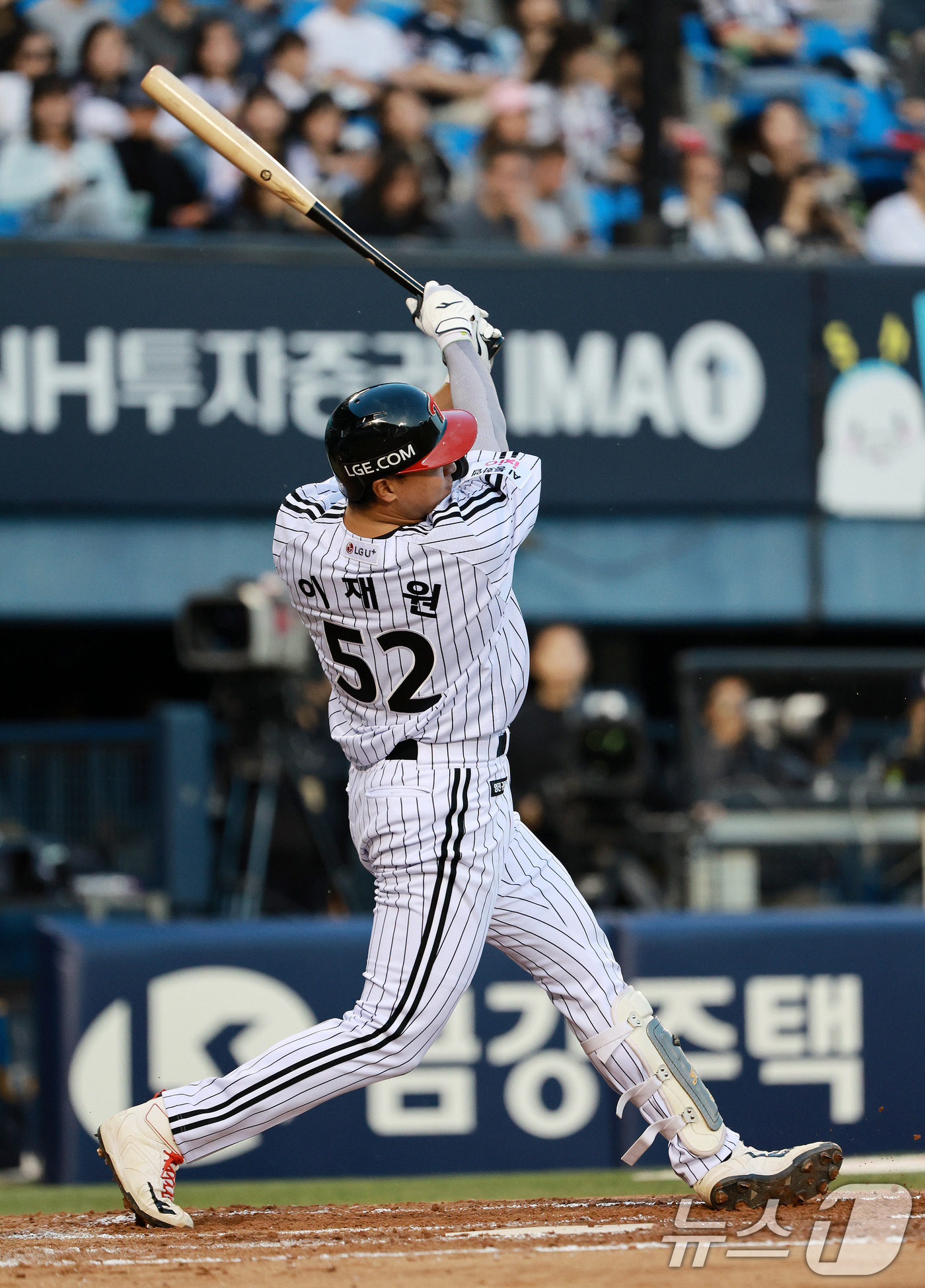 (서울=뉴스1) 이호윤 기자 = 6일 서울 송파구 잠실야구장에서 열린 프로야구 '2026 신한은행 SOL KBO리그' 두산 베어스와 LG 트윈스의 경기, LG 이재원이 2회말 1사 …