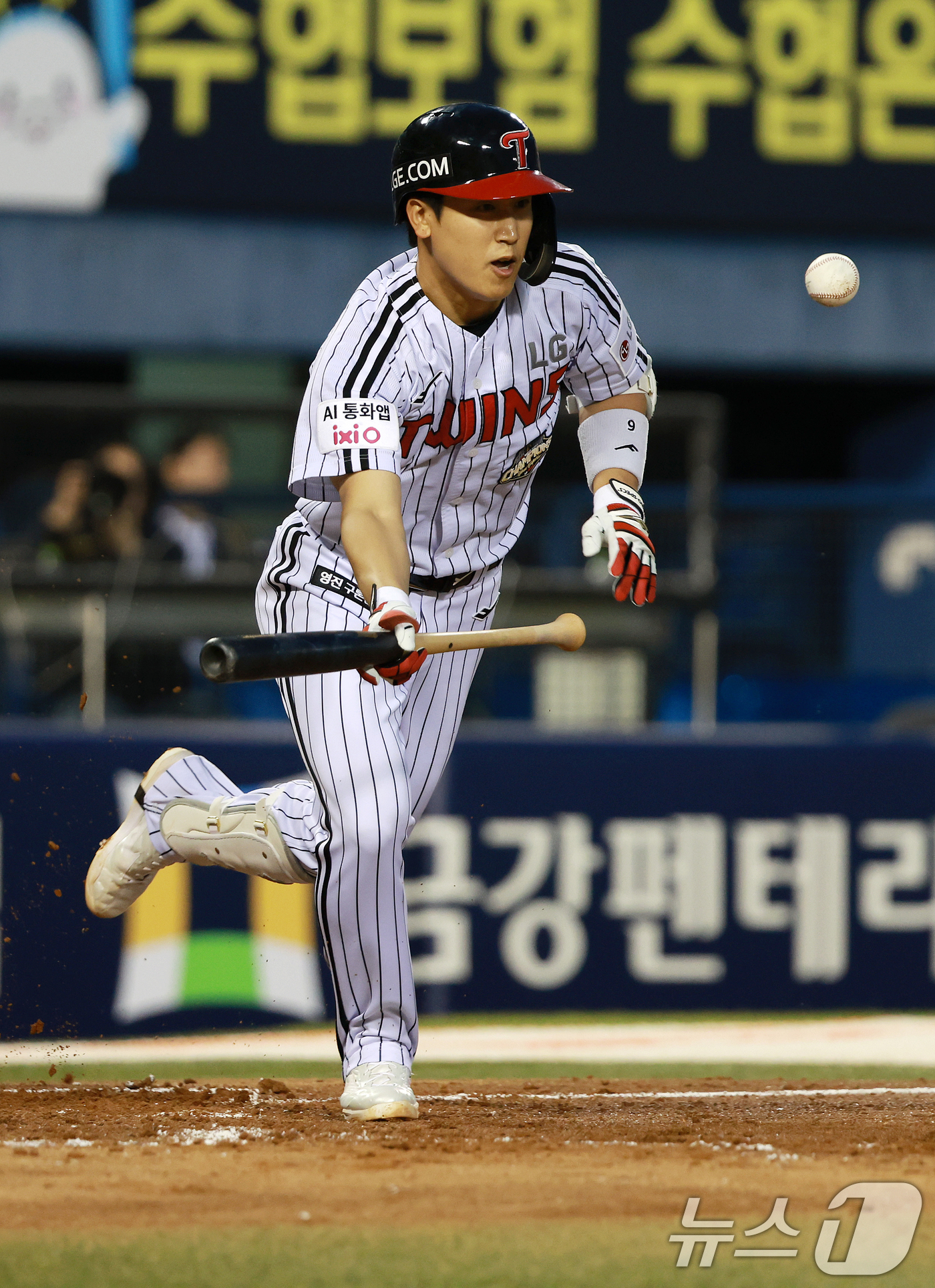 (서울=뉴스1) 이호윤 기자 = 6일 서울 송파구 잠실야구장에서 열린 프로야구 '2026 신한은행 SOL KBO리그' 두산 베어스와 LG 트윈스의 경기, LG 구본혁이 3회말 1사 …
