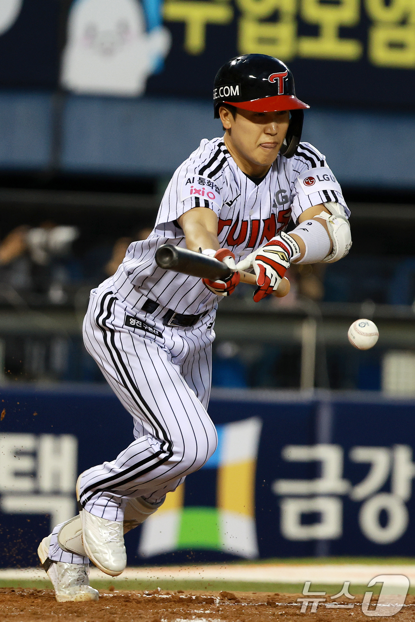 (서울=뉴스1) 이호윤 기자 = 6일 서울 송파구 잠실야구장에서 열린 프로야구 '2026 신한은행 SOL KBO리그' 두산 베어스와 LG 트윈스의 경기, LG 구본혁이 3회말 1사 …