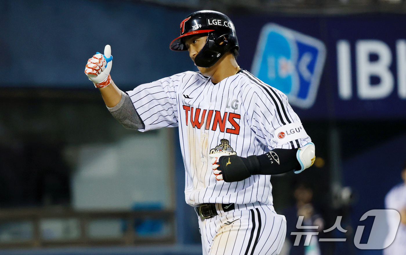 (서울=뉴스1) 이호윤 기자 = 6일 서울 송파구 잠실야구장에서 열린 프로야구 '2026 신한은행 SOL KBO리그' 두산 베어스와 LG 트윈스의 경기, LG 송찬의가 4회말 1사 …