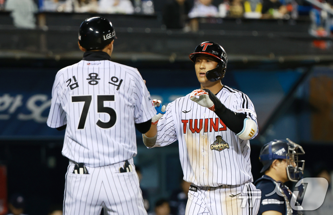 (서울=뉴스1) 이호윤 기자 = 6일 서울 송파구 잠실야구장에서 열린 프로야구 '2026 신한은행 SOL KBO리그' 두산 베어스와 LG 트윈스의 경기, LG 송찬의가 4회말 1사 …