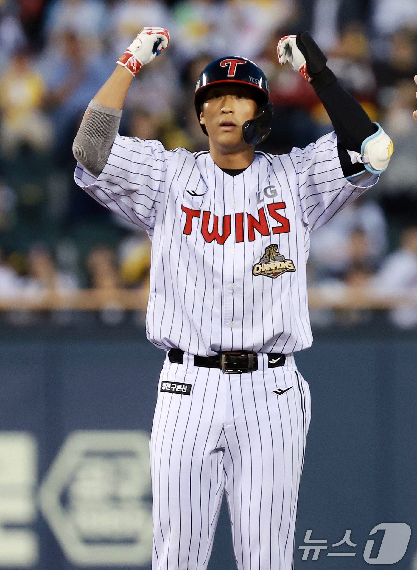 (서울=뉴스1) 이호윤 기자 = 6일 서울 송파구 잠실야구장에서 열린 프로야구 '2026 신한은행 SOL KBO리그' 두산 베어스와 LG 트윈스의 경기, LG 송찬의가 3회말 선발 …