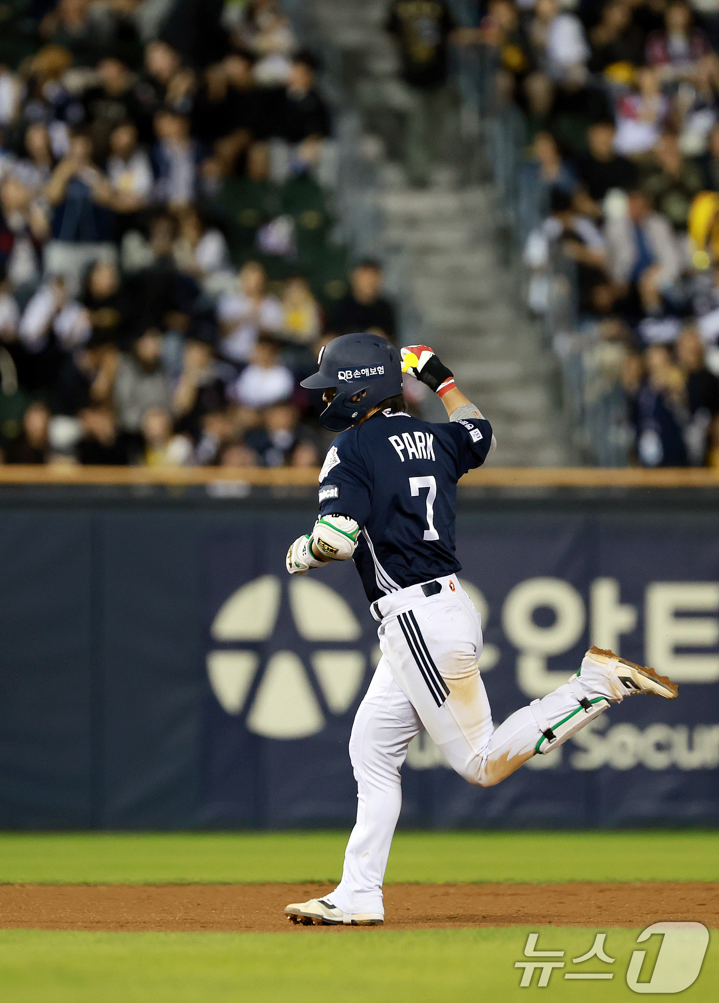 (서울=뉴스1) 이호윤 기자 = 6일 서울 송파구 잠실야구장에서 열린 프로야구 '2026 신한은행 SOL KBO리그' 두산 베어스와 LG 트윈스의 경기, 두산 박찬호가 5회초 1사 …