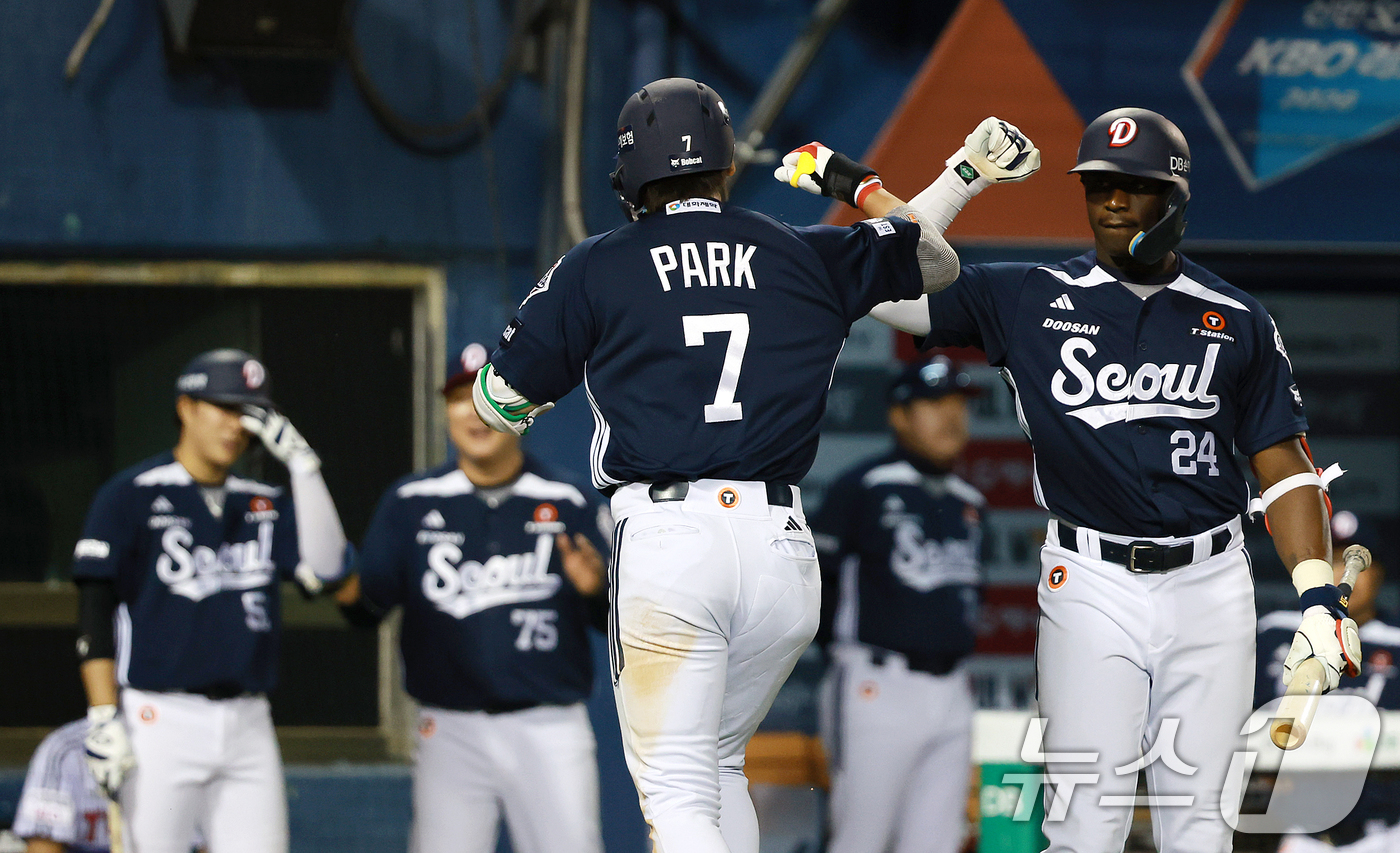 (서울=뉴스1) 이호윤 기자 = 6일 서울 송파구 잠실야구장에서 열린 프로야구 '2026 신한은행 SOL KBO리그' 두산 베어스와 LG 트윈스의 경기, 두산 박찬호가 5회초 1사 …