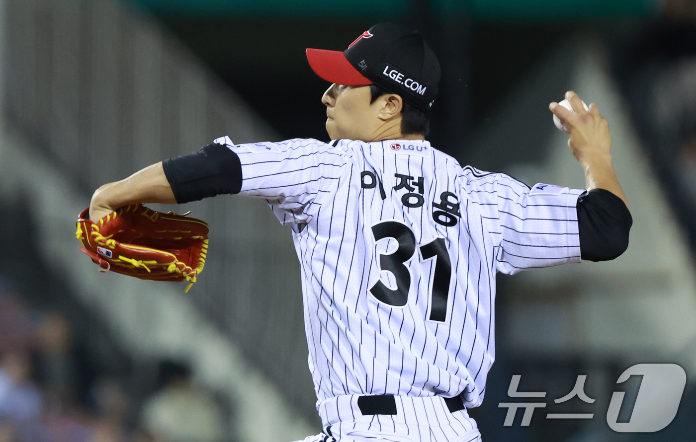 (서울=뉴스1) 이호윤 기자 = 6일 서울 송파구 잠실야구장에서 열린 프로야구 '2026 신한은행 SOL KBO리그' 두산 베어스와 LG 트윈스의 경기, LG 이정용이 7회초 등판 …