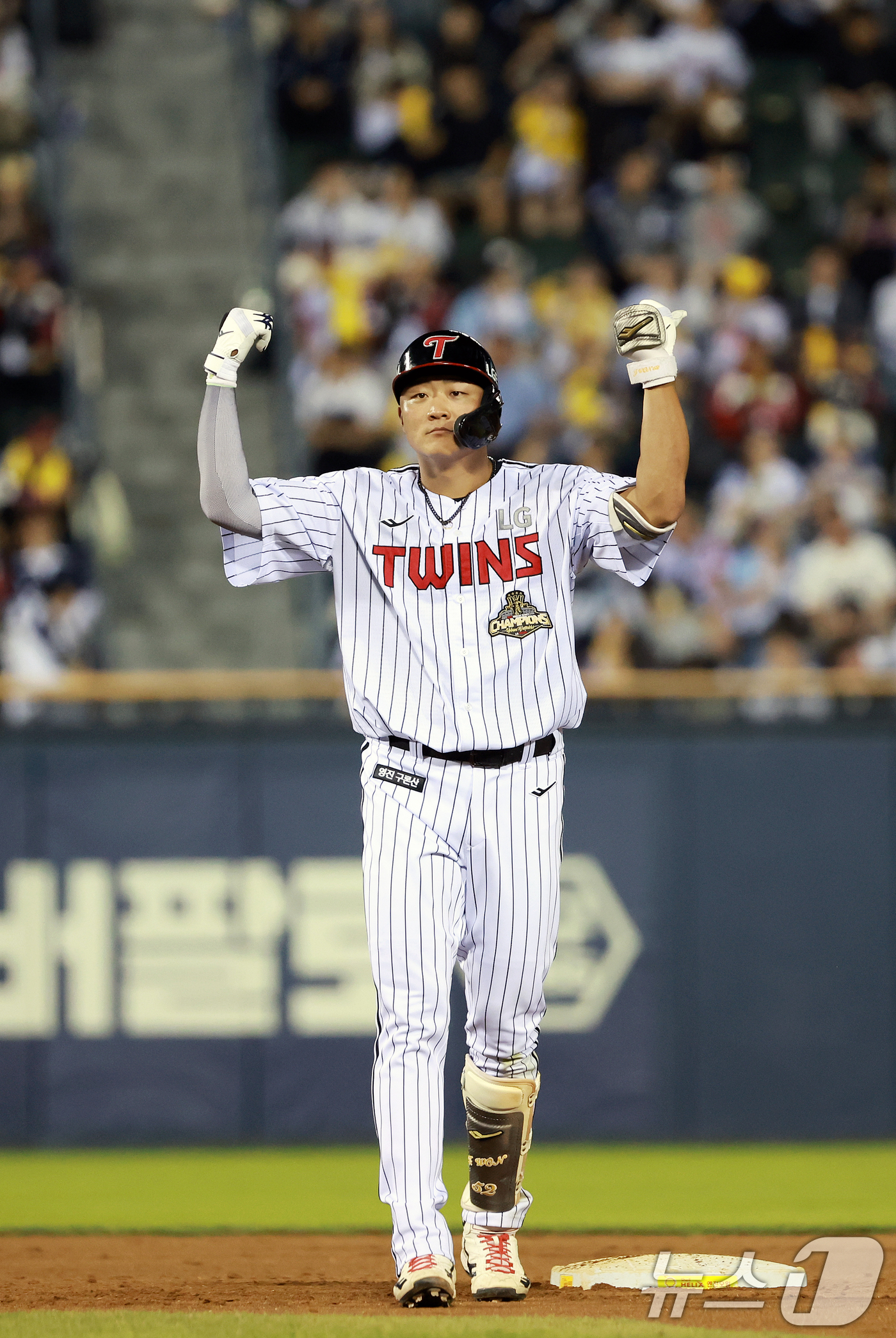 (서울=뉴스1) 이호윤 기자 = 6일 서울 송파구 잠실야구장에서 열린 프로야구 '2026 신한은행 SOL KBO리그' 두산 베어스와 LG 트윈스의 경기, LG 이재원이 7회말 2사 …