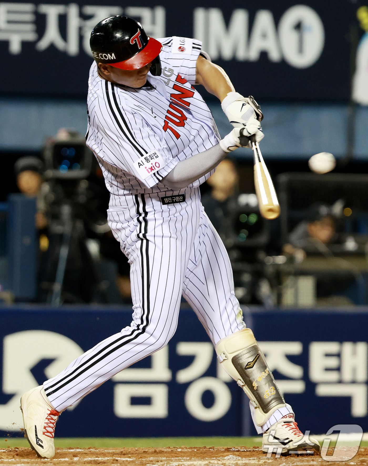 (서울=뉴스1) 이호윤 기자 = 6일 서울 송파구 잠실야구장에서 열린 프로야구 '2026 신한은행 SOL KBO리그' 두산 베어스와 LG 트윈스의 경기, LG 이재원이 7회말 2사 …