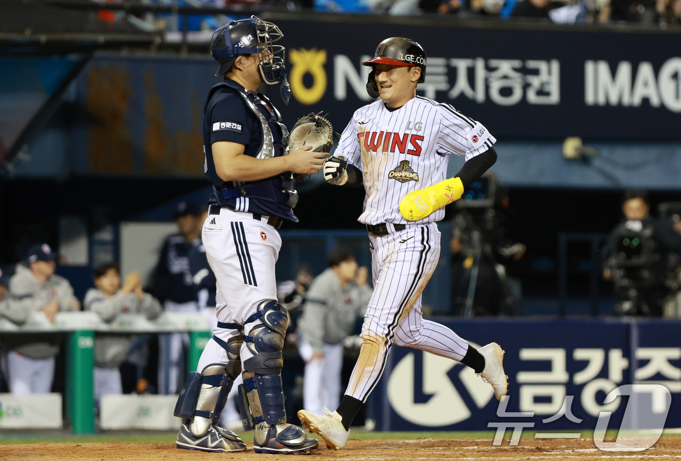 (서울=뉴스1) 이호윤 기자 = 6일 서울 송파구 잠실야구장에서 열린 프로야구 '2026 신한은행 SOL KBO리그' 두산 베어스와 LG 트윈스의 경기, LG 신민재가 8회말 1사 …