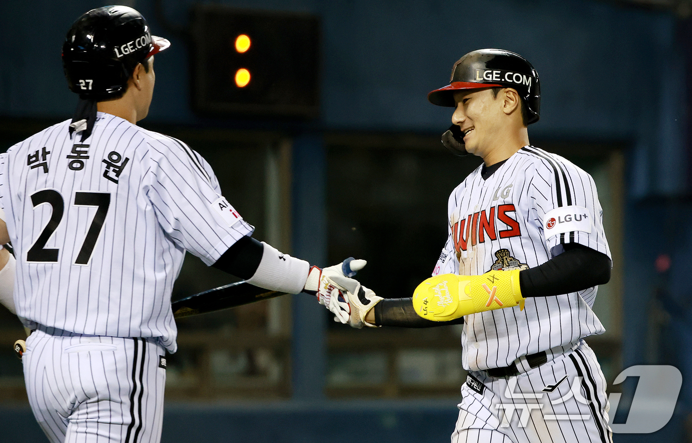 (서울=뉴스1) 이호윤 기자 = 6일 서울 송파구 잠실야구장에서 열린 프로야구 '2026 신한은행 SOL KBO리그' 두산 베어스와 LG 트윈스의 경기, LG 신민재가 8회말 1사 …