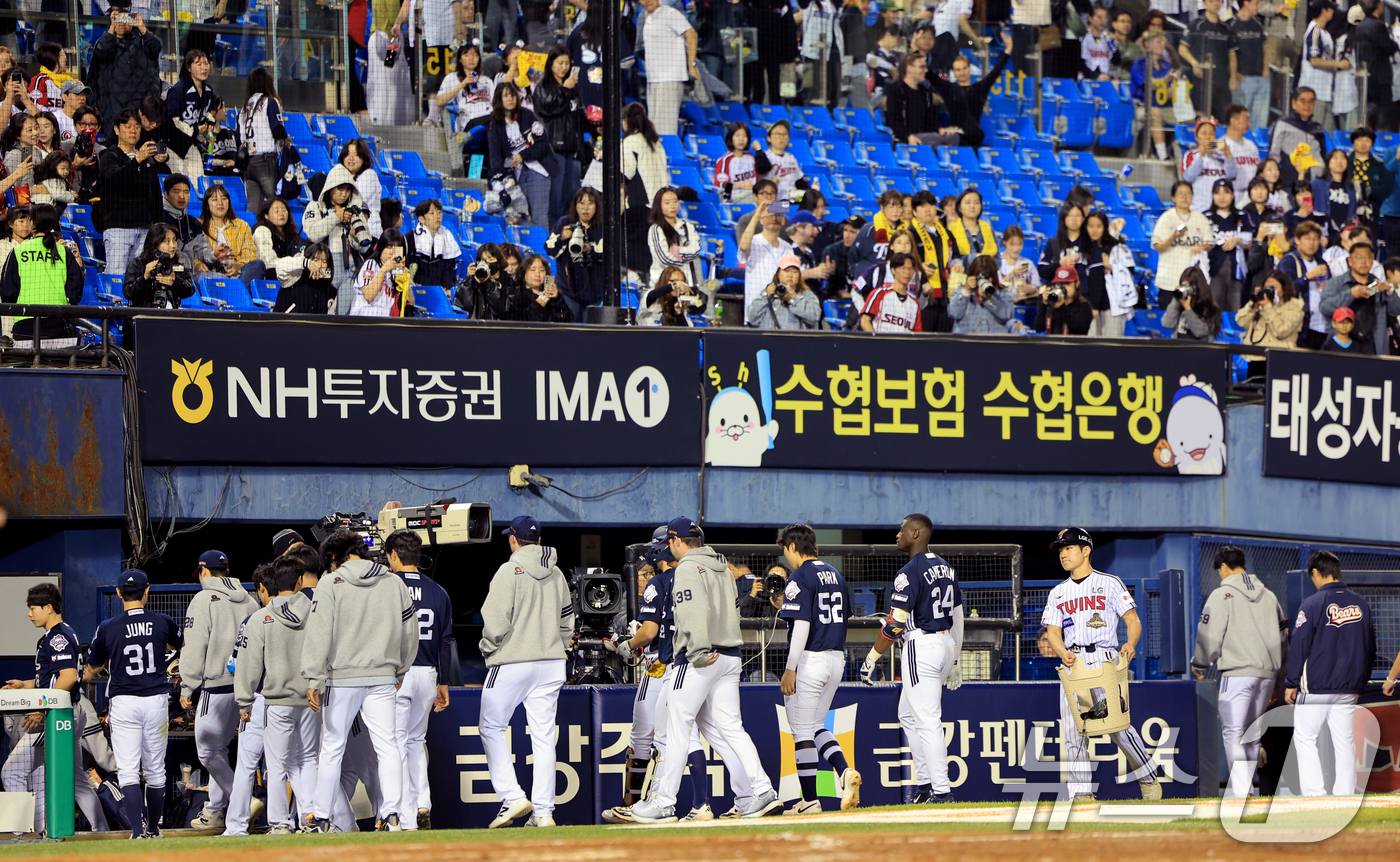(서울=뉴스1) 이호윤 기자 = 6일 서울 송파구 잠실야구장에서 열린 프로야구 '2026 신한은행 SOL KBO리그' 두산 베어스와 LG 트윈스의 경기, 1대6으로 패배한 두산 선 …