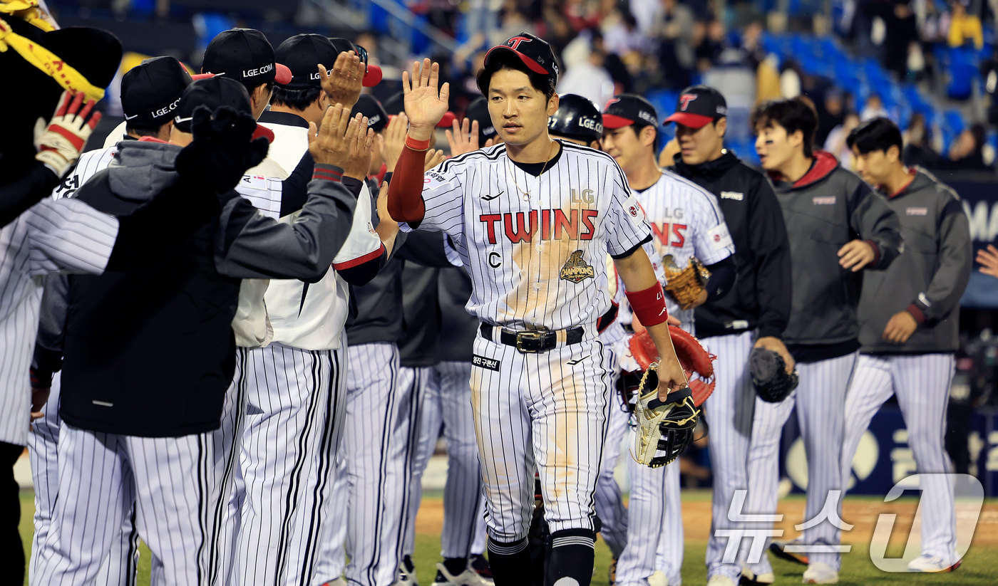 (서울=뉴스1) 이호윤 기자 = 6일 서울 송파구 잠실야구장에서 열린 프로야구 '2026 신한은행 SOL KBO리그' 두산 베어스와 LG 트윈스의 경기, 6대1 승리를 거둔 LG …