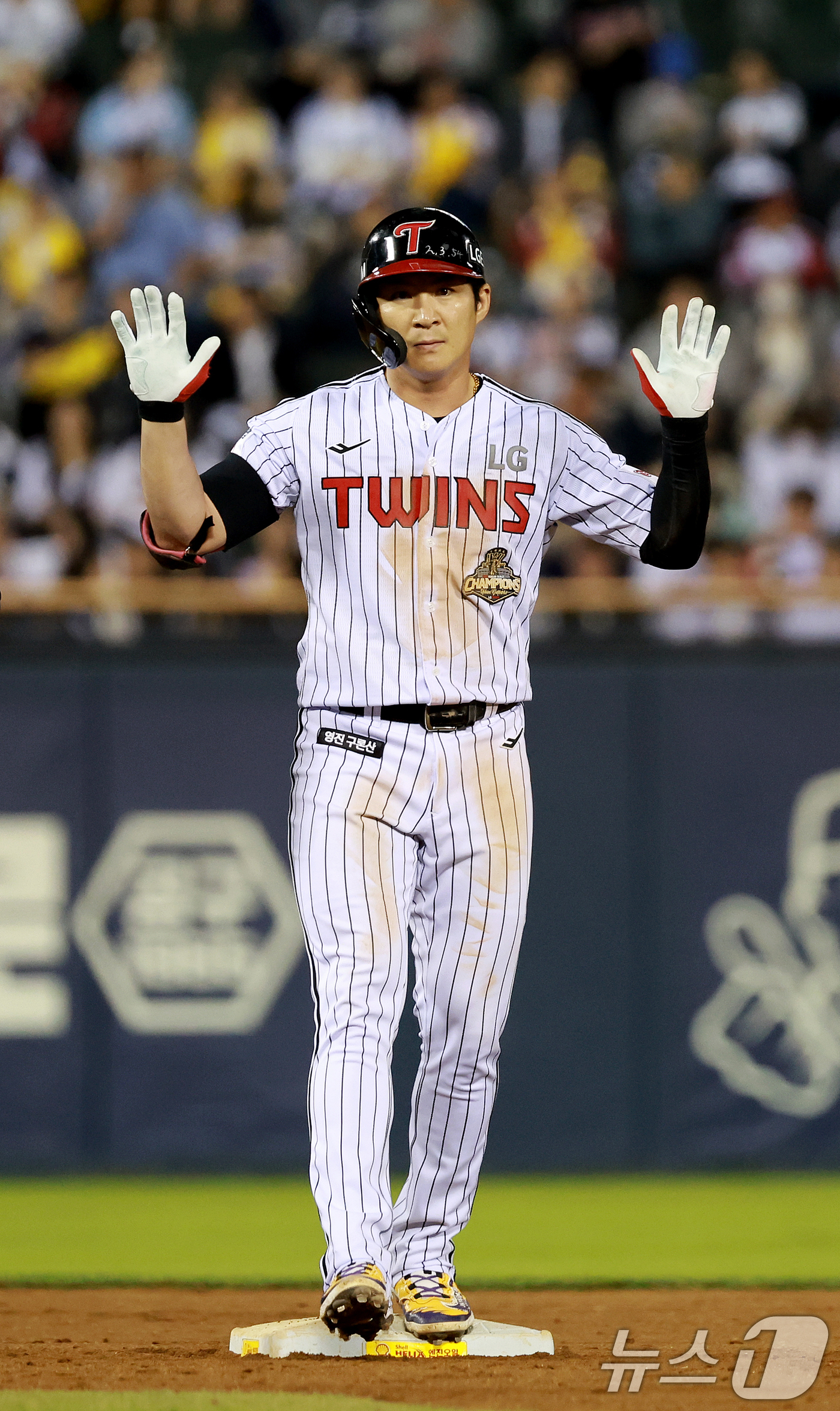 (서울=뉴스1) 이호윤 기자 = 6일 서울 송파구 잠실야구장에서 열린 프로야구 '2026 신한은행 SOL KBO리그' 두산 베어스와 LG 트윈스의 경기, LG 오지환이 8회말 1사 …