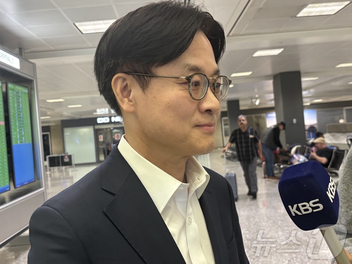 (워싱턴=뉴스1) 류정민 특파원 = 김정관 산업통상부 장관이 6일(현지시간) 미국 워싱턴DC 덜레스 국제공항을 통해 입국하며 한국 특파원들의 질문에 답하고 있다.  2026.5.7 …
