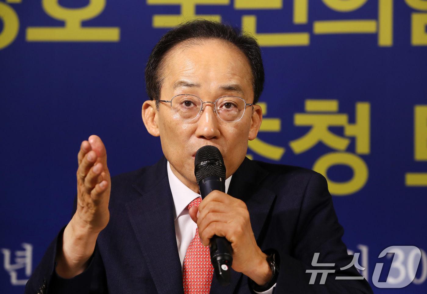 (대구=뉴스1) 공정식 기자 = 추경호 국민의힘 대구시장 후보가 7일 오전 대구 남구 이천동 대구아트파크에서 열린 아시아포럼21 초청 토론회에 참석해 발언하고 있다. 2026.5. …