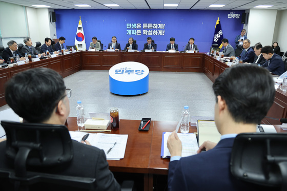 與 "고유가 피해지원금 4.8조 중 3.8조 집행…약 80%"