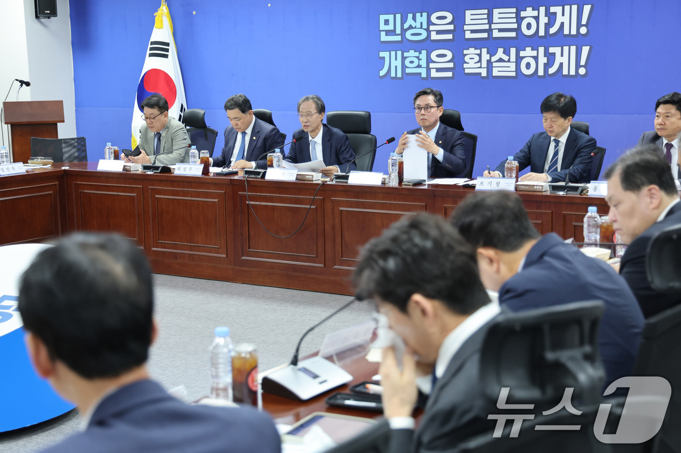 (서울=뉴스1) 신웅수 기자 = 유동수 위원장이 7일 서울 여의도 국회 의원회관에서 열린 더불어민주당 중동전쟁 경제대응특별위원회 5차 회의에서 발언하고 있다. 2026.5.7/뉴스 …