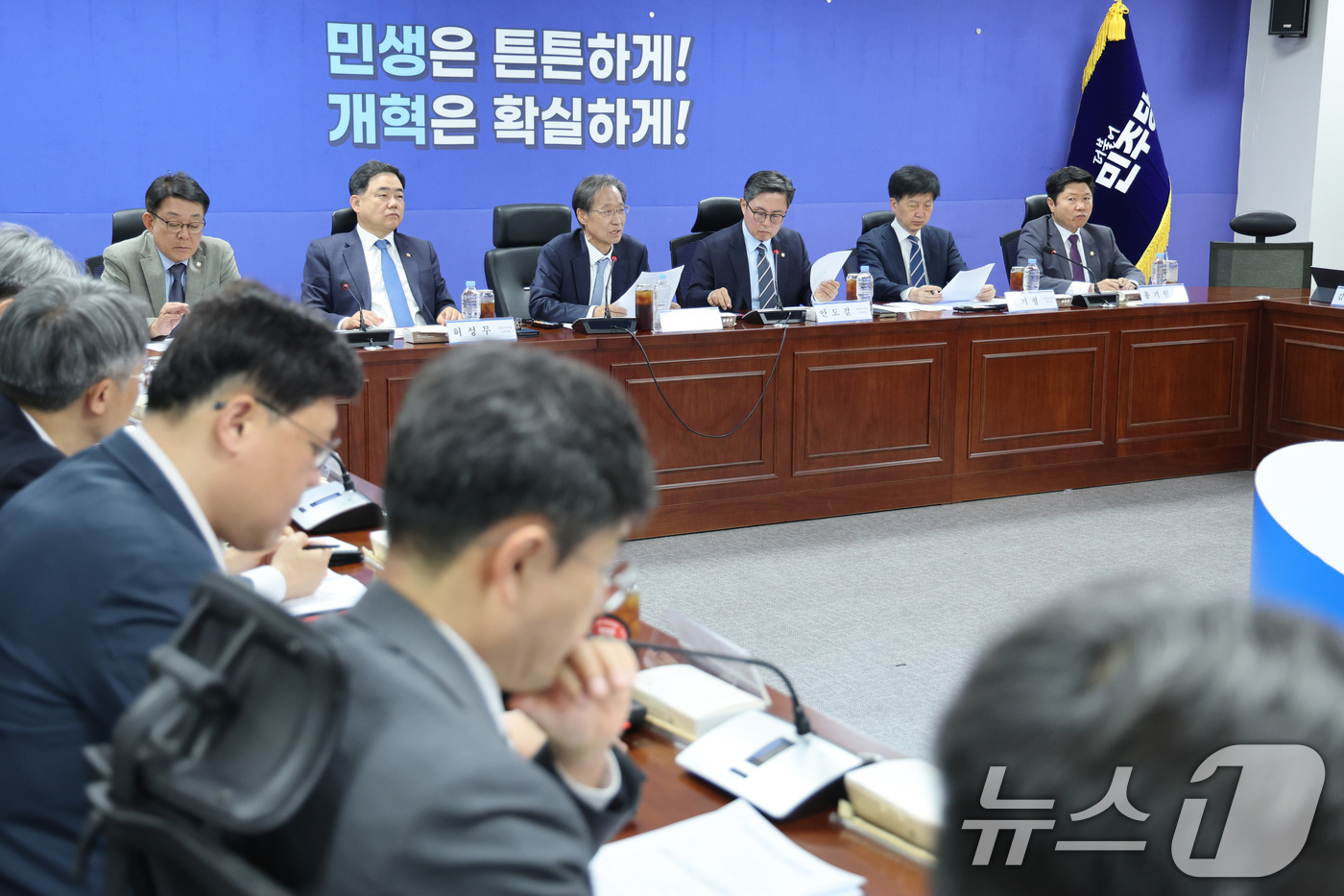 (서울=뉴스1) 신웅수 기자 = 유동수 위원장이 7일 서울 여의도 국회 의원회관에서 열린 더불어민주당 중동전쟁 경제대응특별위원회 5차 회의에서 발언하고 있다. 2026.5.7/뉴스 …