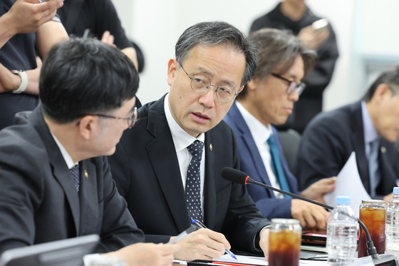 대화하는 이형일·임기근 차관