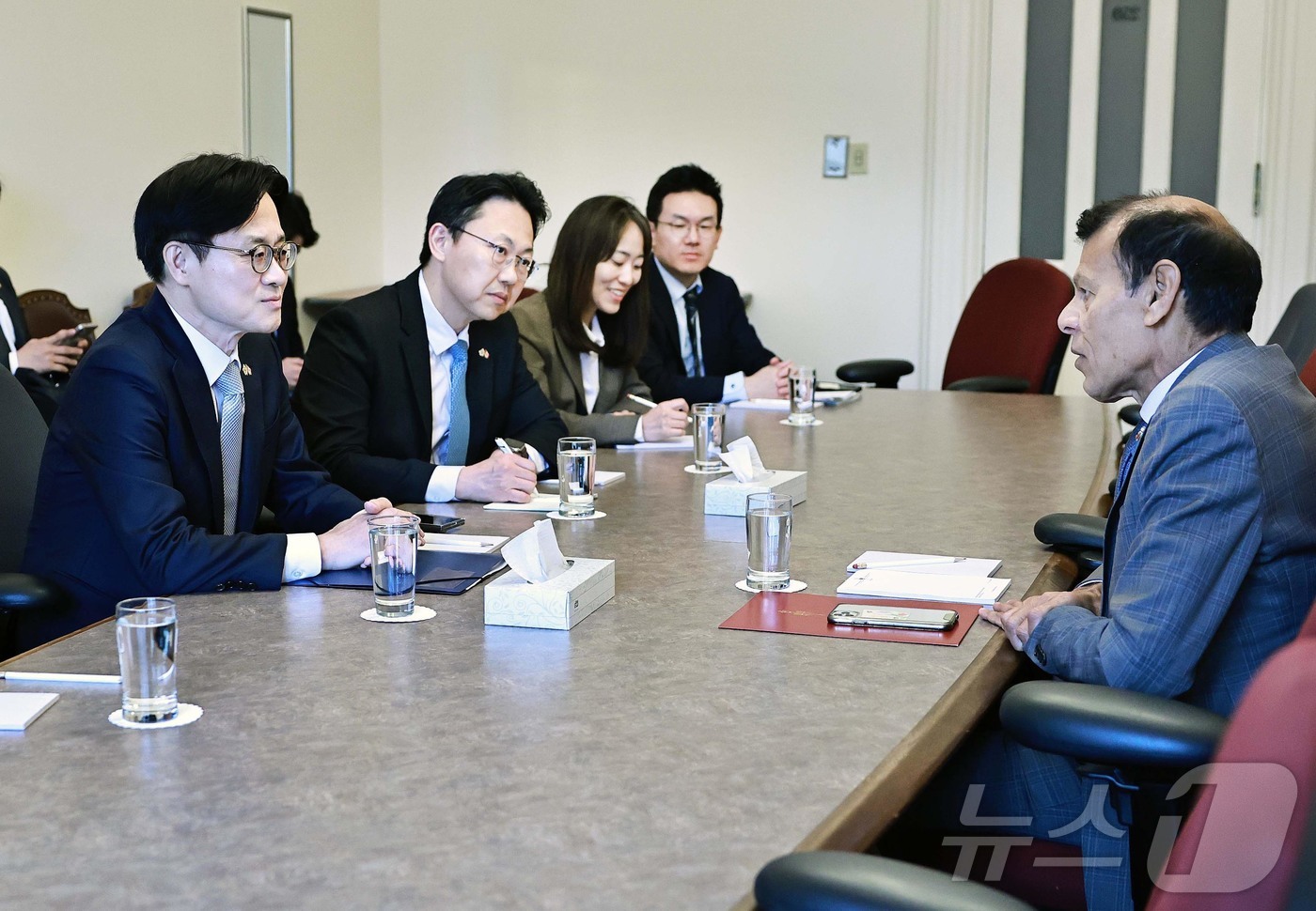 (서울=뉴스1) = 김정관 산업통상부 장관이 6일(현지시간) 캐나다 오타와에서 하산 유세프 캐나다 상원의원과 면담을 하고 있다. (산업통상부 제공. 재판매 및 DB 금지) 2026 …