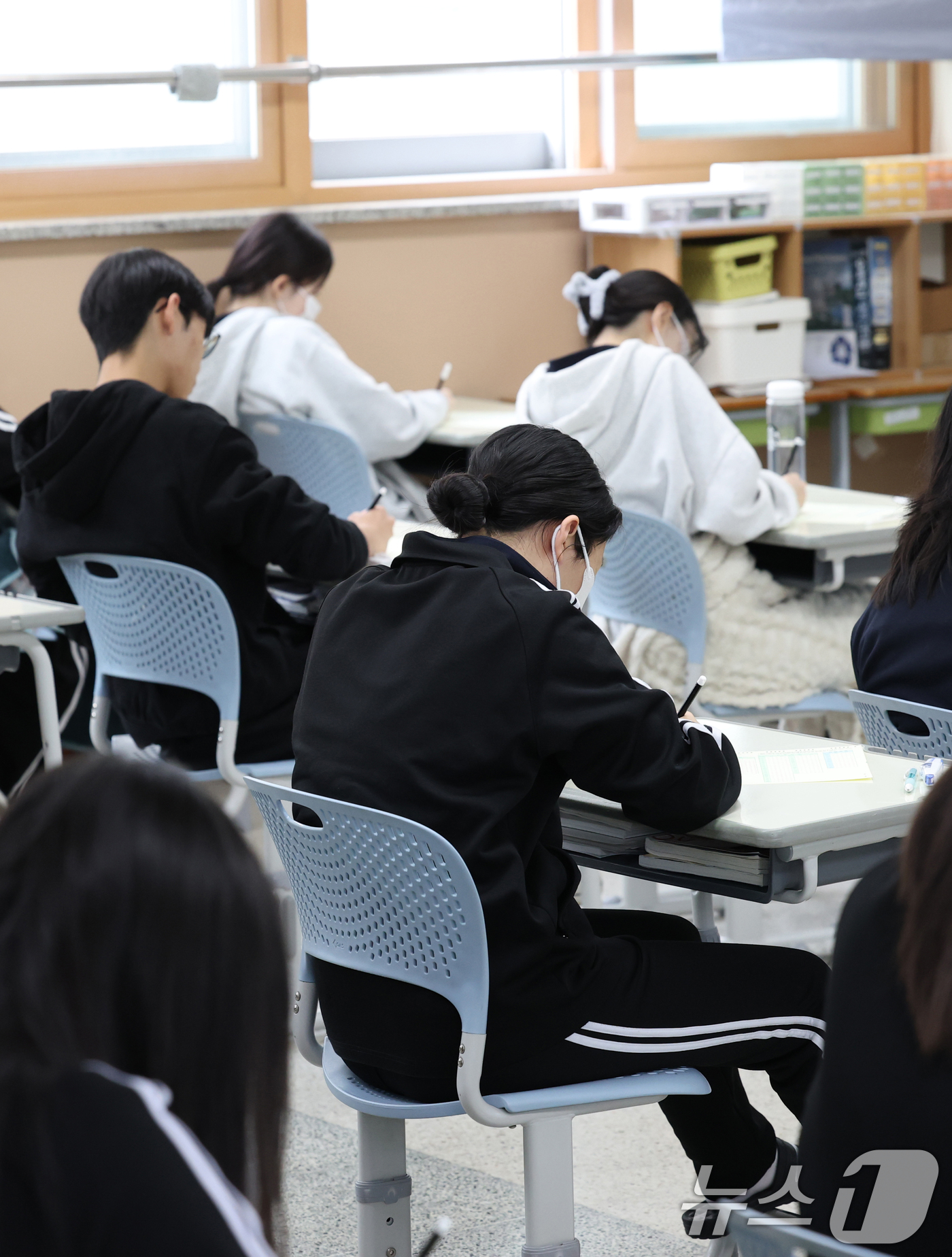 (수원=뉴스1) 김영운 기자 = 7일 경기 화성시 동탄구 동탄고등학교에서 3학년 학생들이 경기도교육청 주관 2026년 5월 전국연합학력평가를 치르고 있다. 2026.5.7/뉴스1