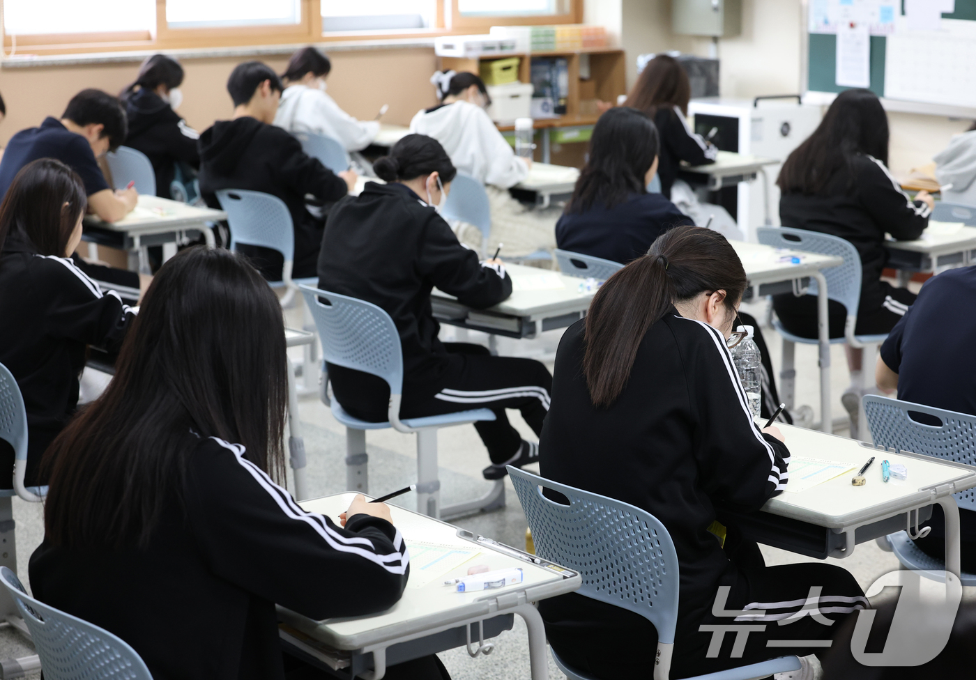 (수원=뉴스1) 김영운 기자 = 7일 경기 화성시 동탄구 동탄고등학교에서 3학년 학생들이 경기도교육청 주관 2026년 5월 전국연합학력평가를 치르고 있다. 2026.5.7/뉴스1