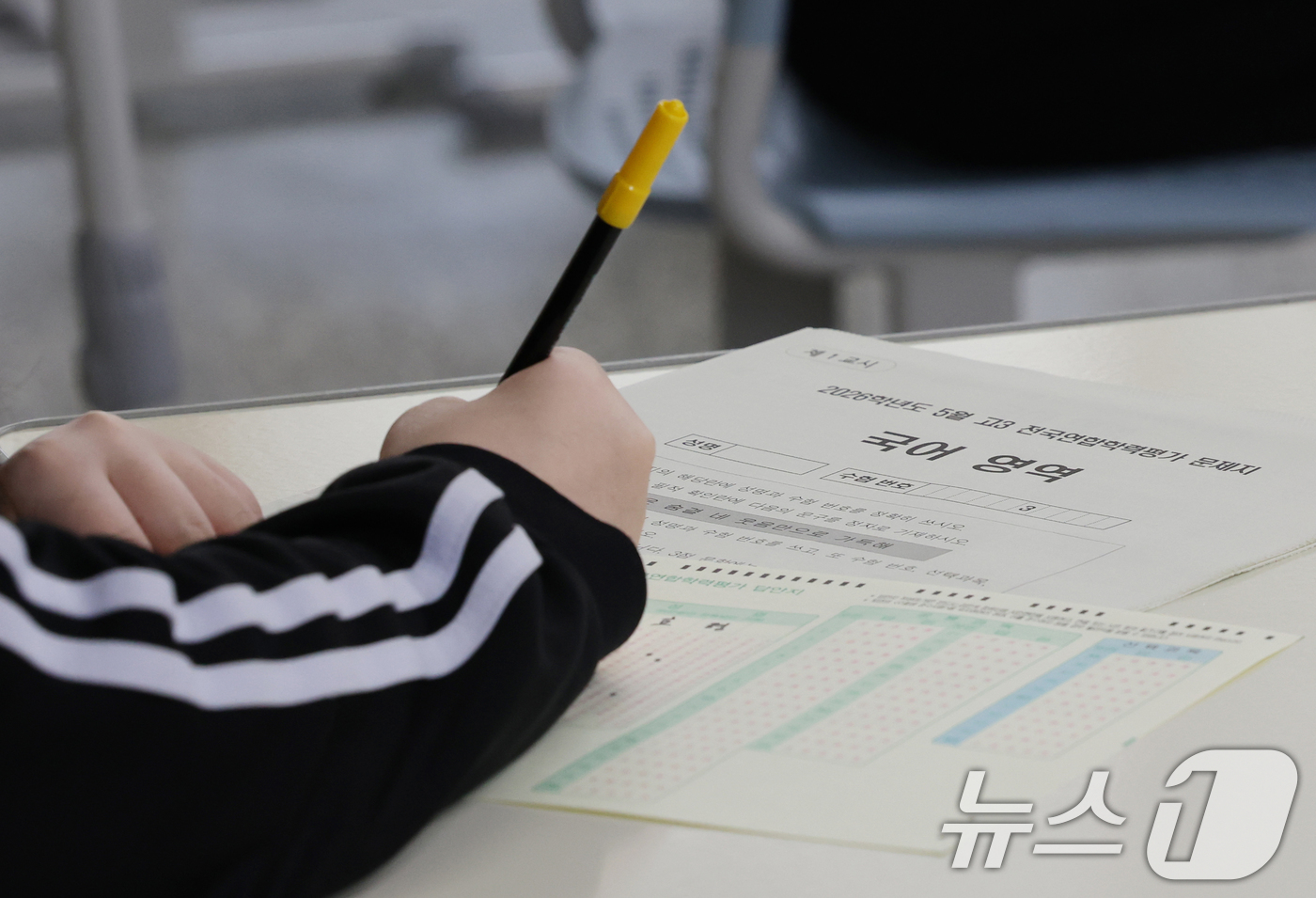 (수원=뉴스1) 김영운 기자 = 7일 경기 화성시 동탄구 동탄고등학교에서 3학년 학생들이 경기도교육청 주관 2026년 5월 전국연합학력평가를 치르고 있다. 2026.5.7/뉴스1