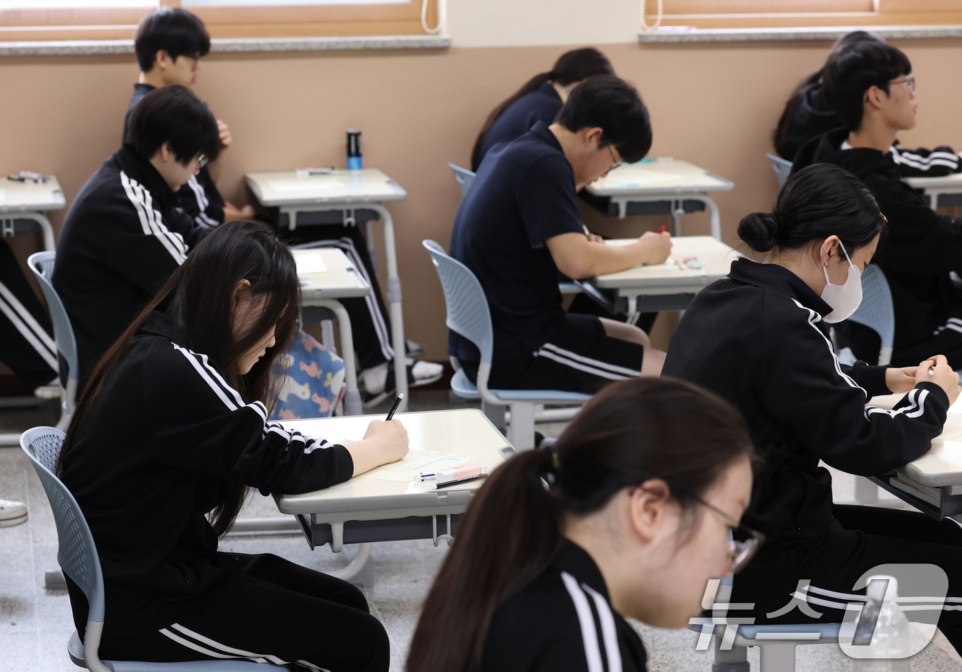 (수원=뉴스1) 김영운 기자 = 7일 경기 화성시 동탄구 동탄고등학교에서 3학년 학생들이 경기도교육청 주관 2026년 5월 전국연합학력평가를 치르고 있다. 2026.5.7/뉴스1