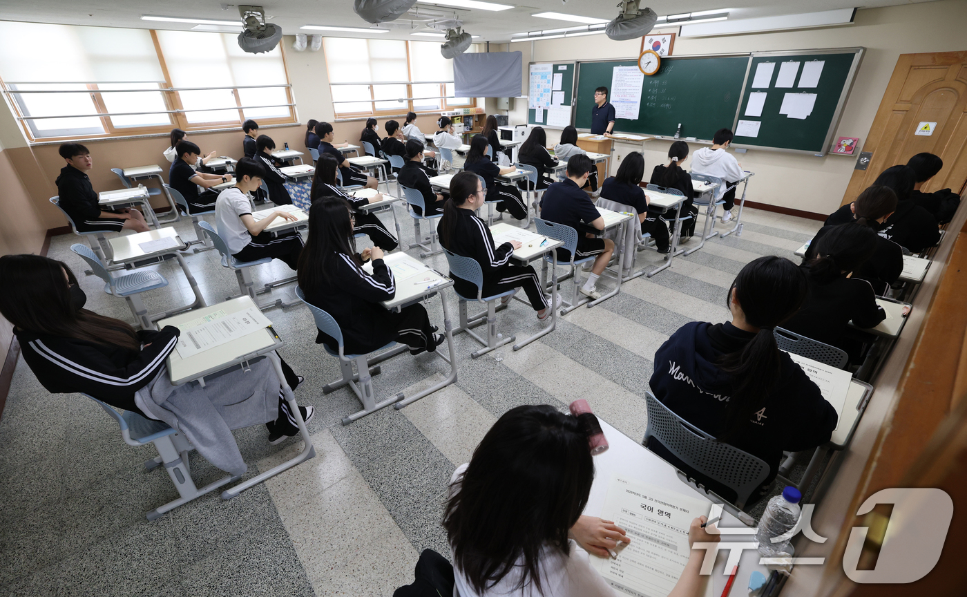 (수원=뉴스1) 김영운 기자 = 7일 경기 화성시 동탄구 동탄고등학교에서 3학년 학생들이 경기도교육청 주관 2026년 5월 전국연합학력평가를 치르고 있다. 2026.5.7/뉴스1