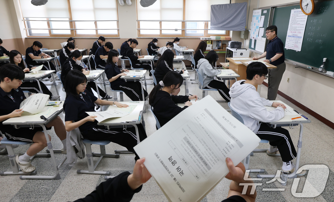 (수원=뉴스1) 김영운 기자 = 7일 경기 화성시 동탄구 동탄고등학교에서 3학년 학생들이 경기도교육청 주관 2026년 5월 전국연합학력평가를 치르고 있다. 2026.5.7/뉴스1