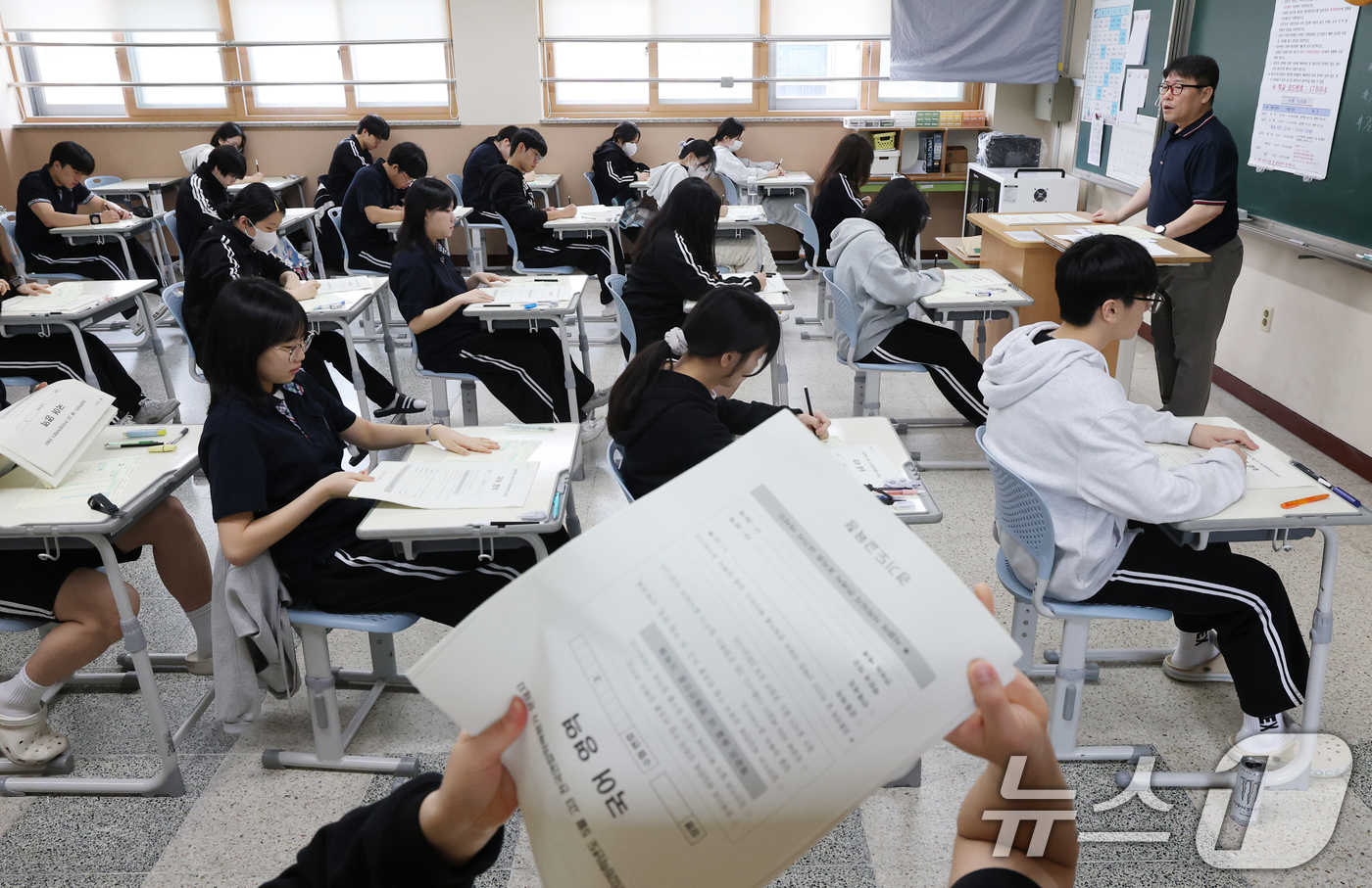 (수원=뉴스1) 김영운 기자 = 7일 경기 화성시 동탄구 동탄고등학교에서 3학년 학생들이 경기도교육청 주관 2026년 5월 전국연합학력평가를 치르고 있다. 2026.5.7/뉴스1