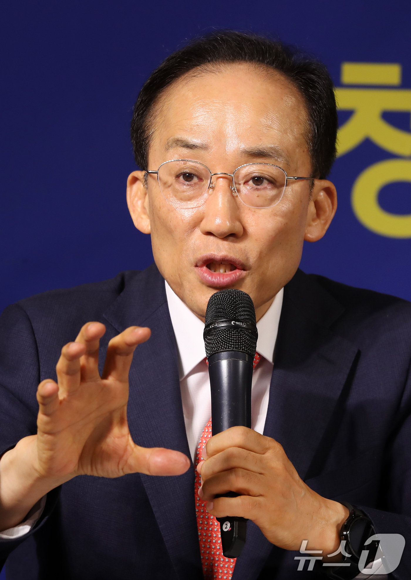 (대구=뉴스1) 공정식 기자 = 추경호 국민의힘 대구시장 후보가 7일 오전 대구 남구 이천동 대구아트파크에서 열린 아시아포럼21 초청 토론회에 참석해 취재진 질문에 답하고 있다. …