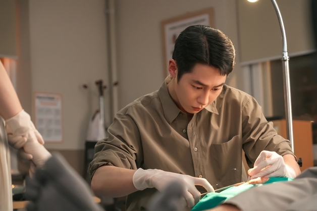 '닥터 섬보이' 이재욱, 섬마을 공중보건의사로 변신…첫 환자부터 당황