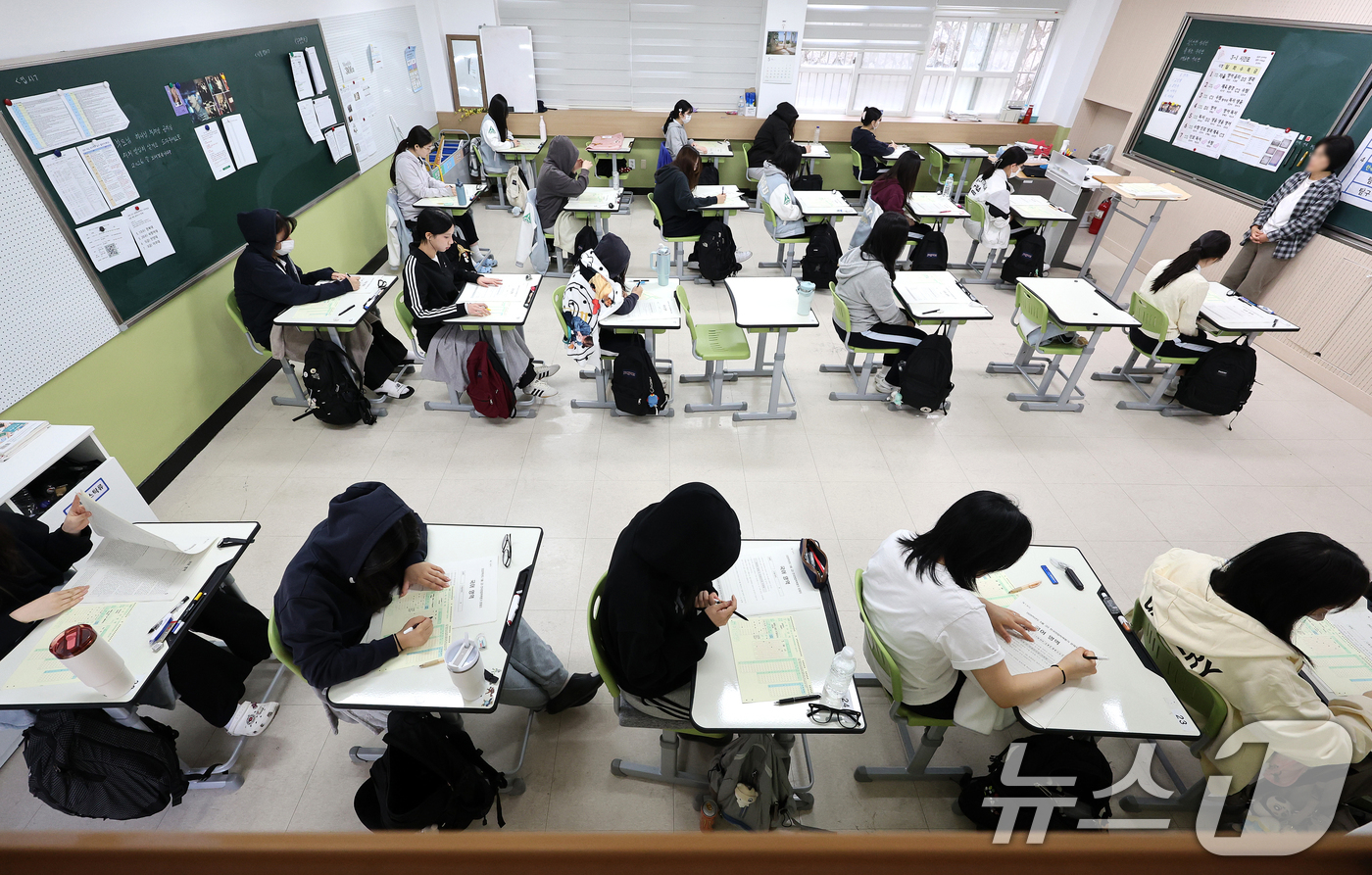(대구=뉴스1) 공정식 기자 = 2026학년도 5월 고3 전국연합학력평가가 치러진 7일 오전 대구 수성구 대구여고에서 고3 학생들이 답안지에 수험생 정보를 적고 있다. 2026.5 …