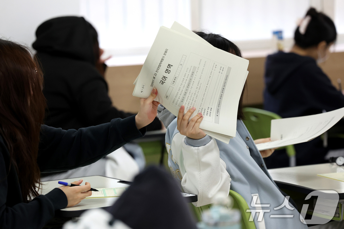 (대구=뉴스1) 공정식 기자 = 2026학년도 5월 고3 전국연합학력평가가 치러진 7일 오전 대구 수성구 대구여고에서 고3 학생들이 문제지를 넘기고 있다. 2026.5.7/뉴스1
