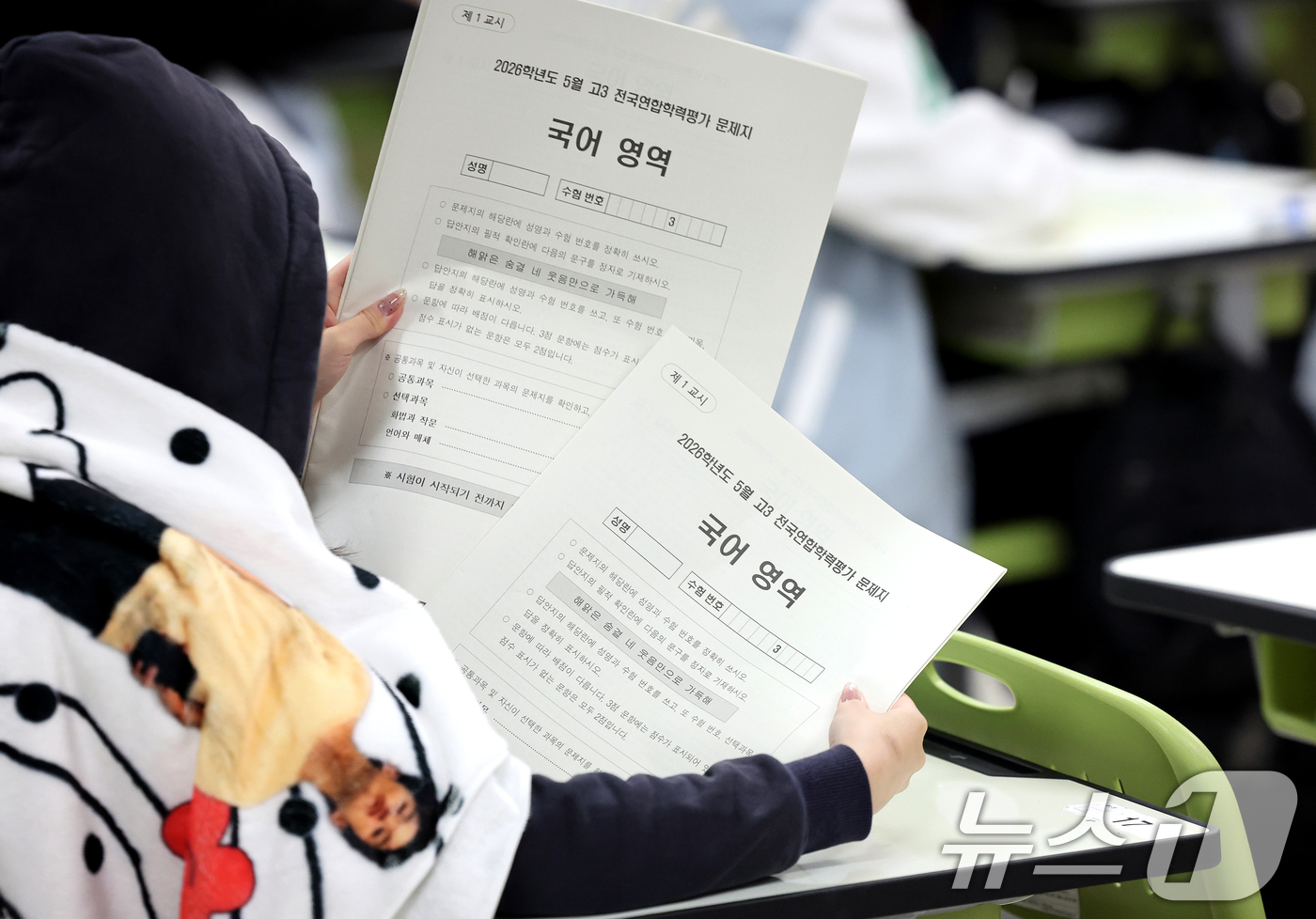 (대구=뉴스1) 공정식 기자 = 2026학년도 5월 고3 전국연합학력평가가 치러진 7일 오전 대구 수성구 대구여고에서 고3 학생들이 문제지를 넘기고 있다. 2026.5.7/뉴스1