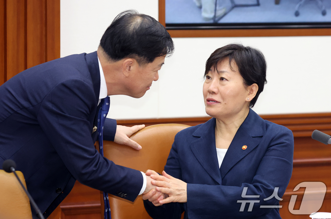 (서울=뉴스1) 김명섭 기자 = 송미령 농림식품부 장관과 이형훈 보건복지부 2차관이 7일 서울 종로구 세종대로 정부서울청사에서 화상으로 열린 민생물가 특별관리 관계장관 TF 회의에 …
