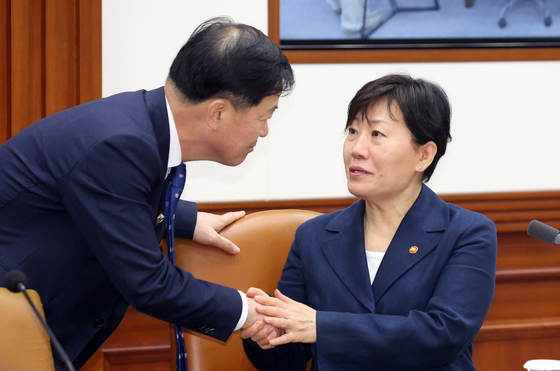 인사하는 송미령 장관과 이형훈 차관