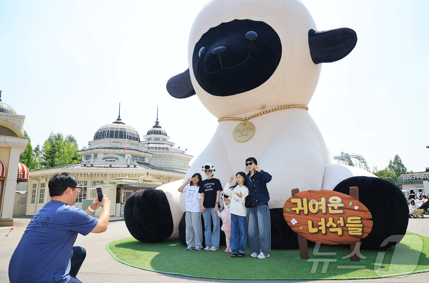 (서울=뉴스1) = 에버랜드가 가정의 달을 맞아 지난 1일부터 정문 글로벌페어 지역에 약 7미터 크기의 초대형 흑비양 아트 조형물을 선보였다고 7일 밝혔다. 사진은 에버랜드 '대형 …