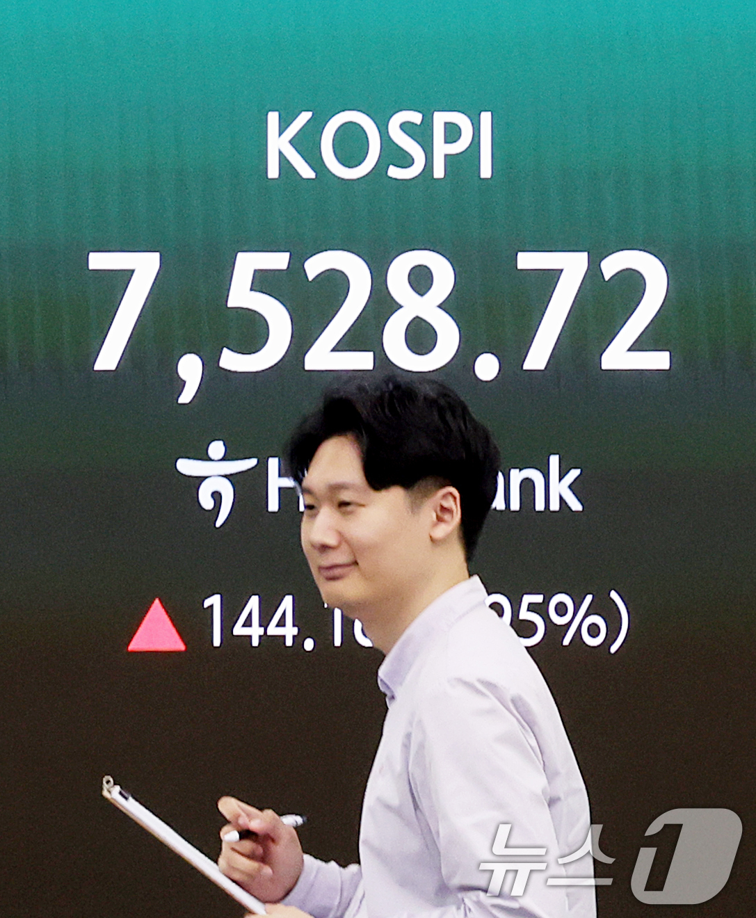 (서울=뉴스1) 조연우 인턴기자 = 코스피 지수가 사상 최고치 흐름을 이어간 7일 오전 서울 중구 하나은행 딜링룸 전광판에 시황이 표시되고 있다. 이날 코스피는 전 거래일 대비 1 …